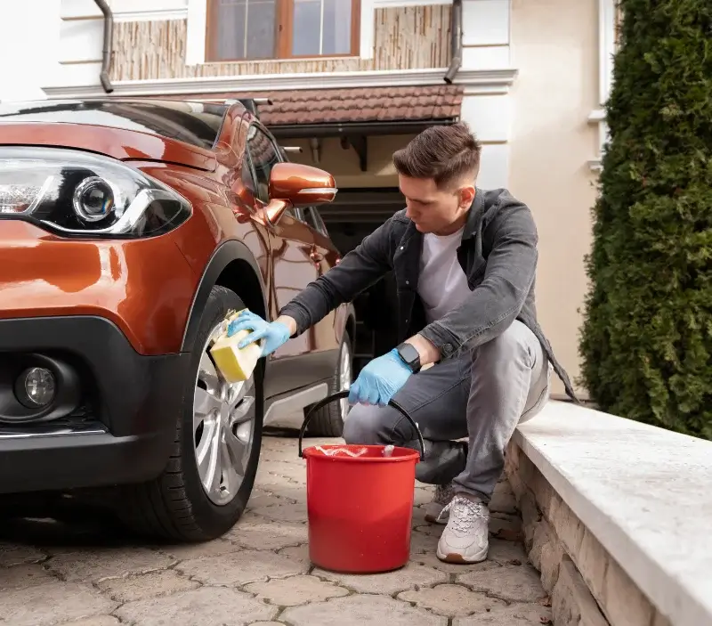 Lavage auto à domicile Lherm : professionnel intervenant sur un véhicule